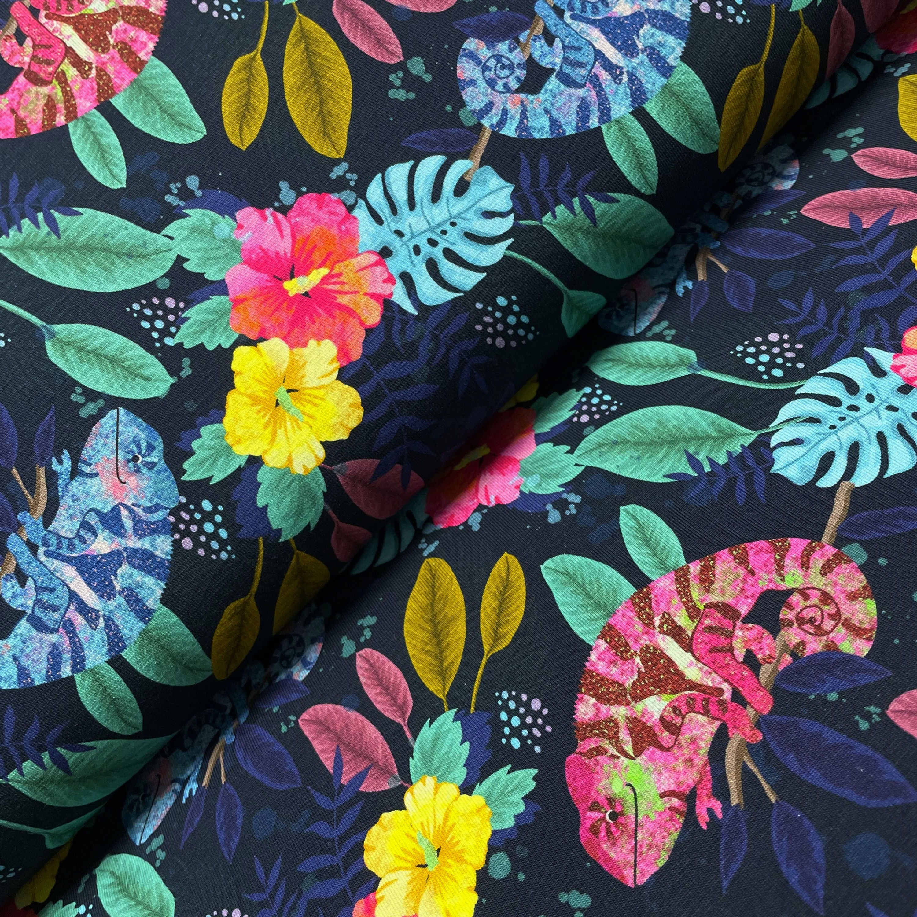 Jersey mit bunten Blumen und Chamäleons, auf dem Stoffballen