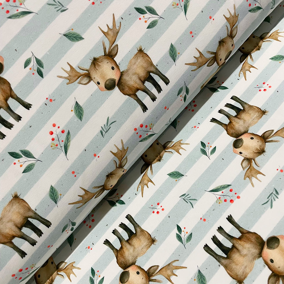 Jersey mit Rentieren und winterlichem Grünzeug, auf dem Stoffballen