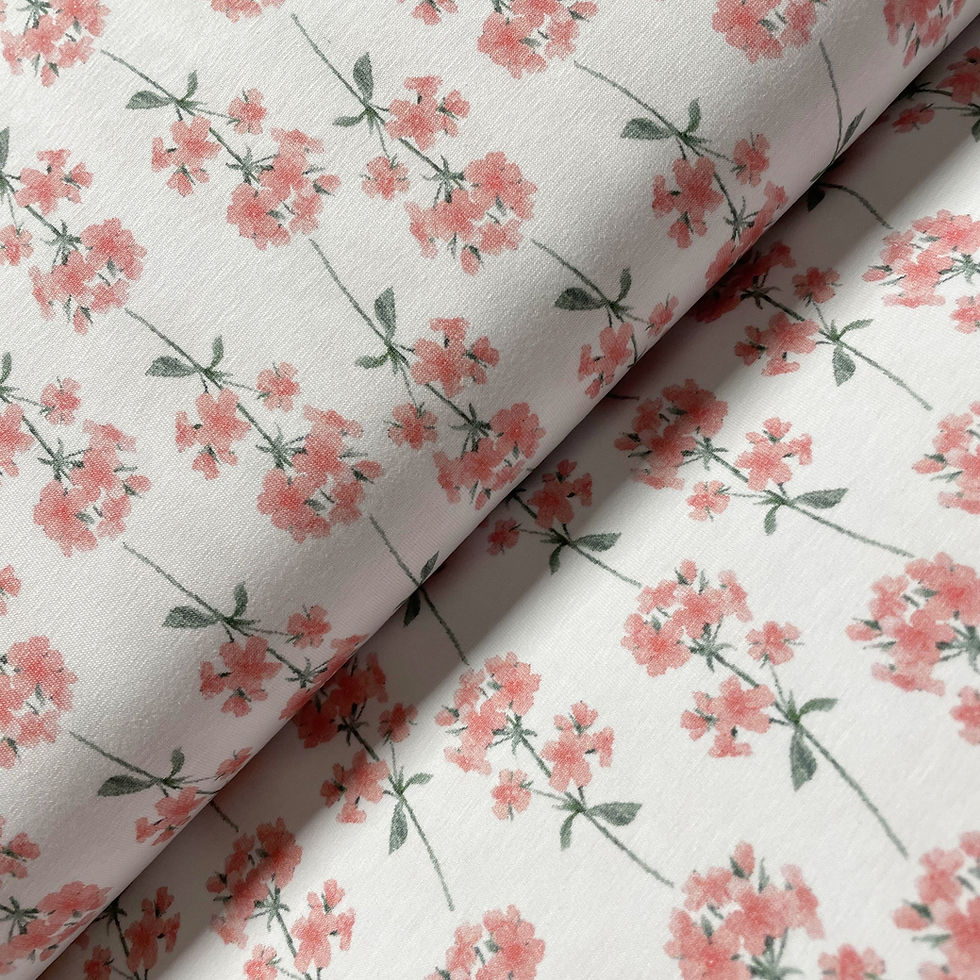 Jersey mit zarten rosa Blumen, auf dem Stoffballen