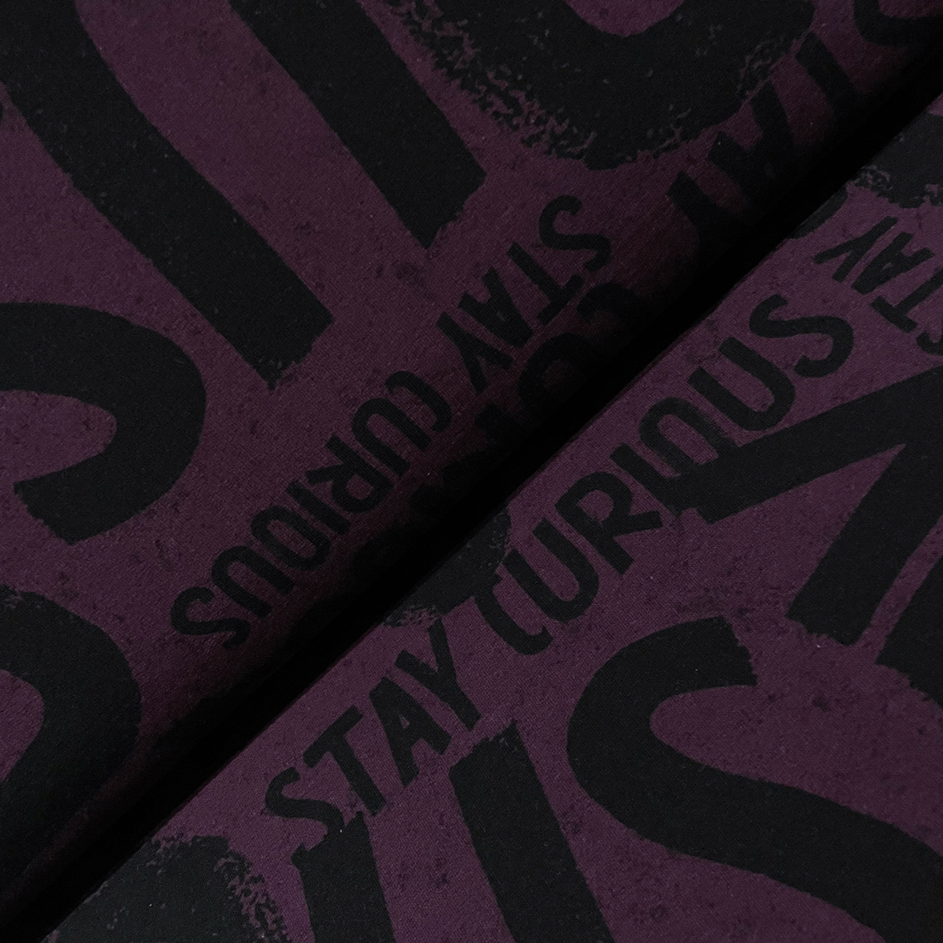 French-Terry mit Schriftzug "Stay Curious", auf dem Stoffballen