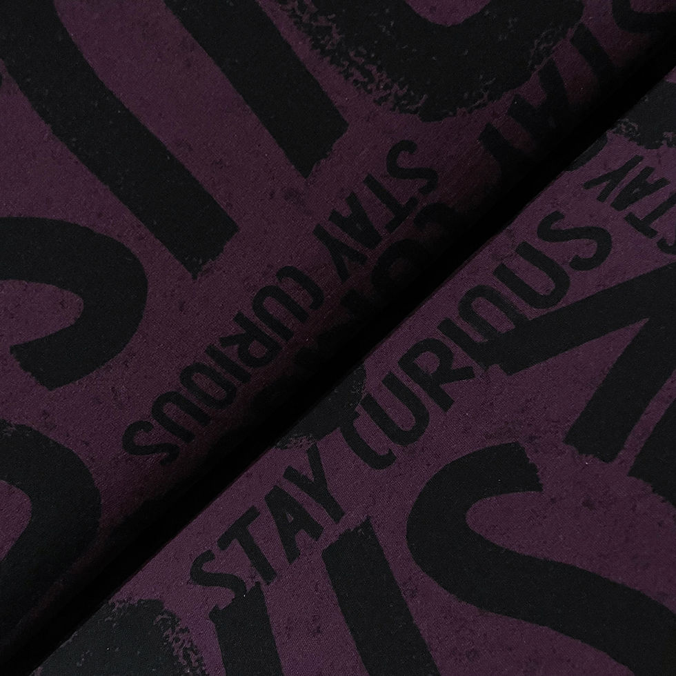 French-Terry mit Schriftzug "Stay Curious", auf dem Stoffballen