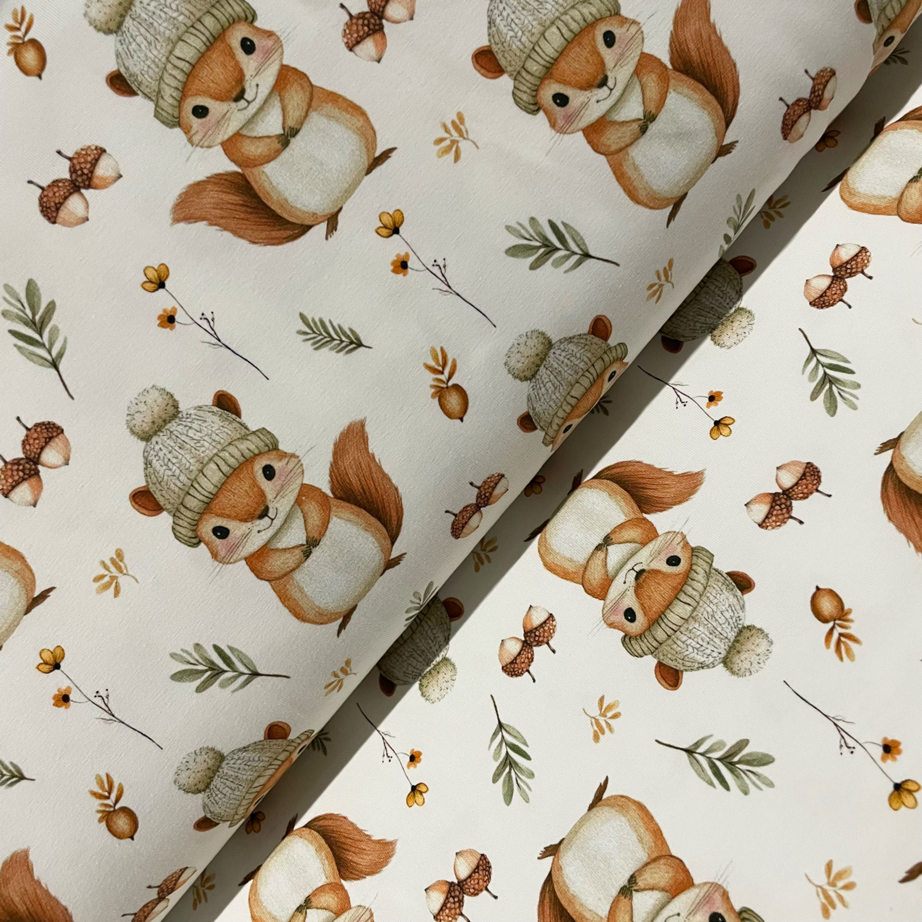 Jersey mit Eichhörnchen mit Mützen, auf dem Stoffballen