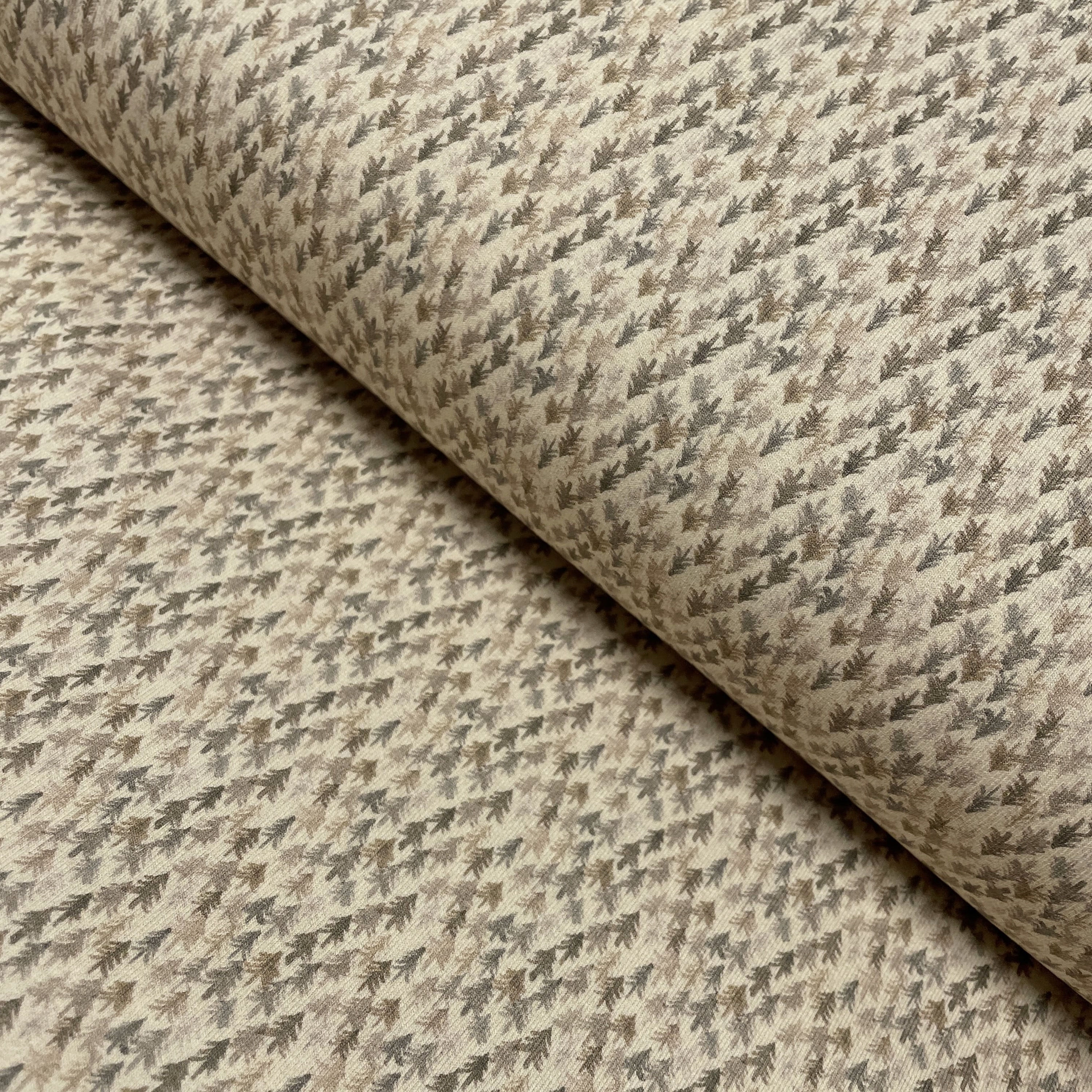 Jersey mit kleinen Tannenbäumen, auf dem Stoffballen