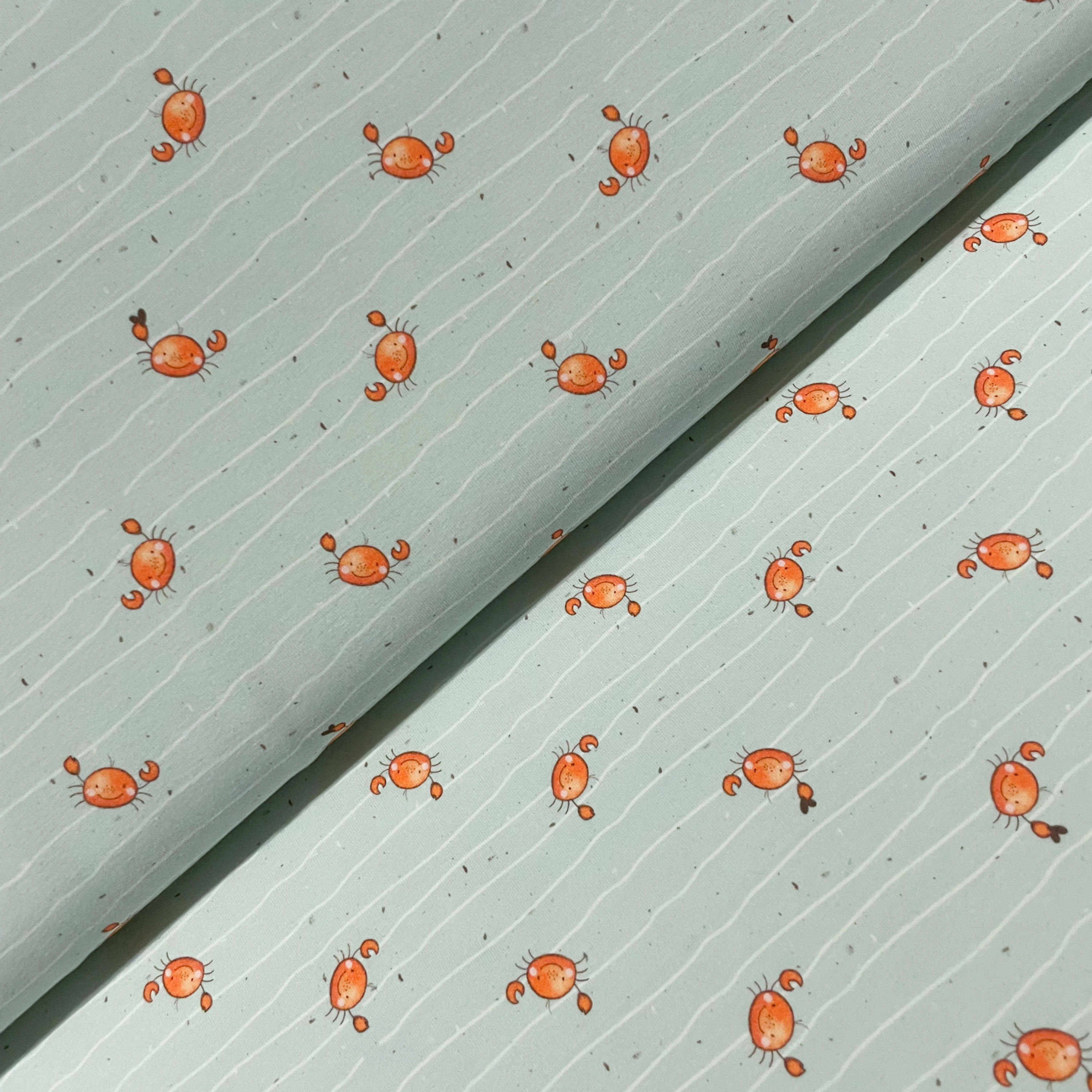 Jersey mit kleinen Krebsen, auf dem Stoffballen