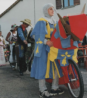 2000 les cyclistes ont sorti leurs beaux atours.jpg