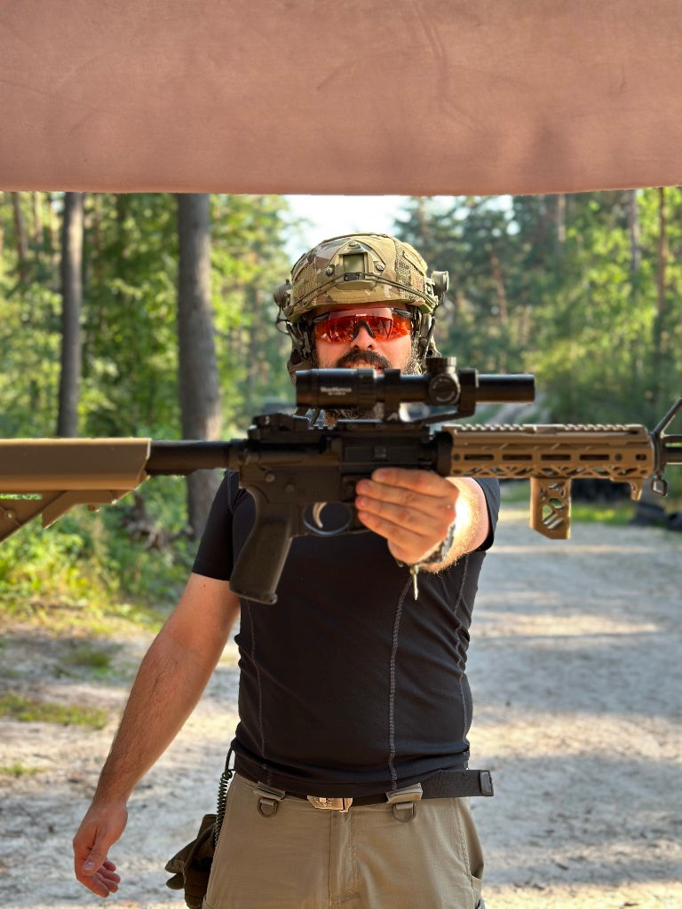 Thumbnail: Стрілець на полігоні з гвинтівкою AR-15, оснащеною середньою цівкою КРУК та обвісом