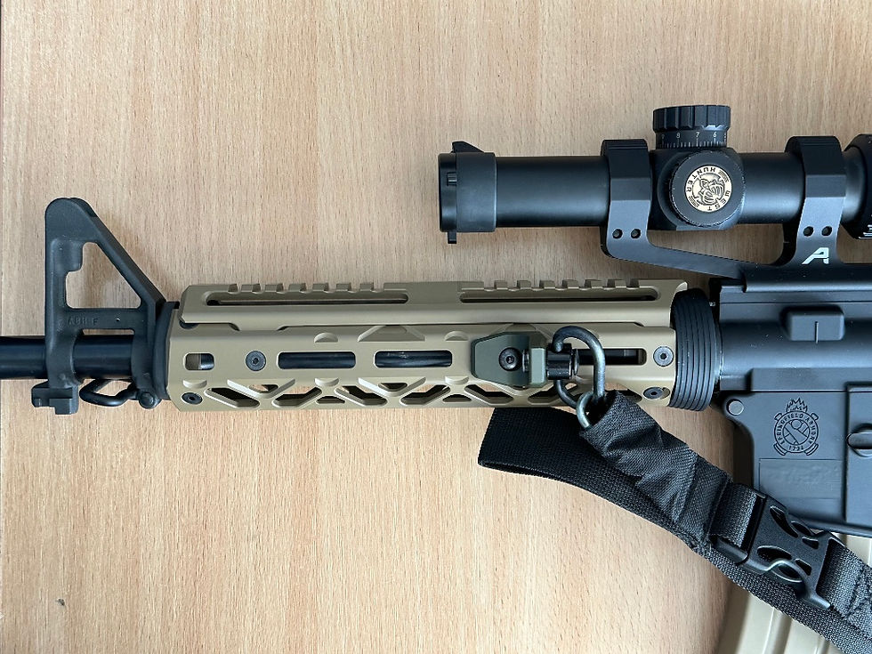 Thumbnail: Крупний план встановленої пісочної цівки КРУК на AR-15 з оптичним прицілом