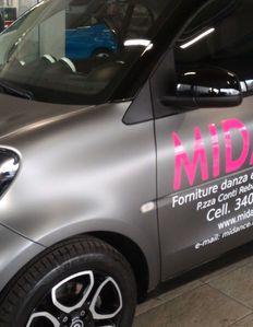 Decorazione auto con scritte intagliate