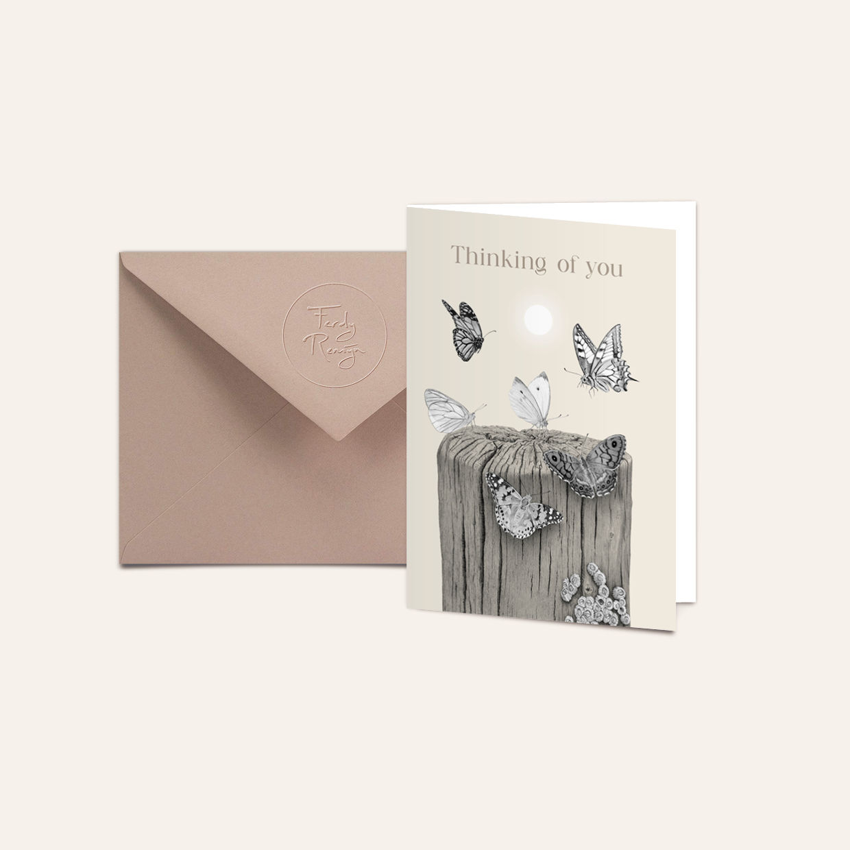 Wenskaart 'Thinking of you' strandpaal & vlinders incl. envelop