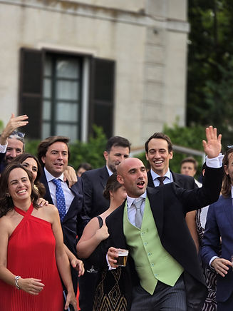 Invitados de boda haciéndose una foto