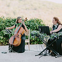 Dúo de chelo y piano tocando en una ceremonia de boda (2).jpg