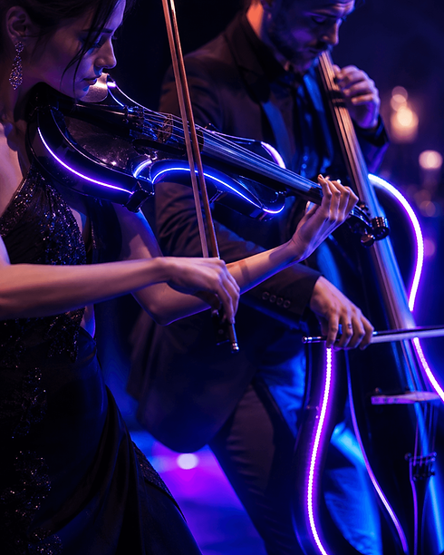 Violín y chelo eléctricos con luces LED junto a DJ en boda en Madrid.png