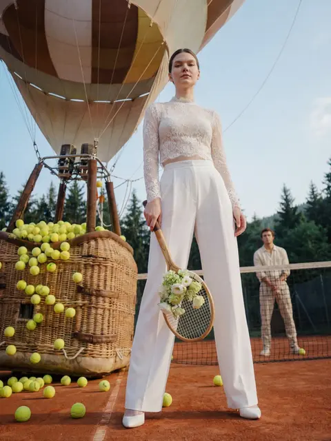 The Court: Luxury Wedding Editorial mit Heißluftballon auf dem Tennis Court