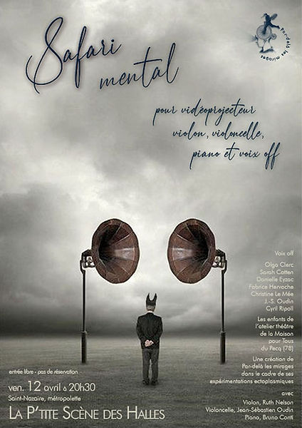 Affiche Safari Mental : un homme de dos coiffé d'un bonnet d'âne écoute des pavillons de gramophone dans le désert.