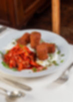 Falafel sobre Coalhada com Cenoura glaceada em Laranja e Mel	