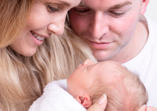A mother and father gazing at their newborn baby . new family photographer Hartlepool
Photo by: Natali Gresa.