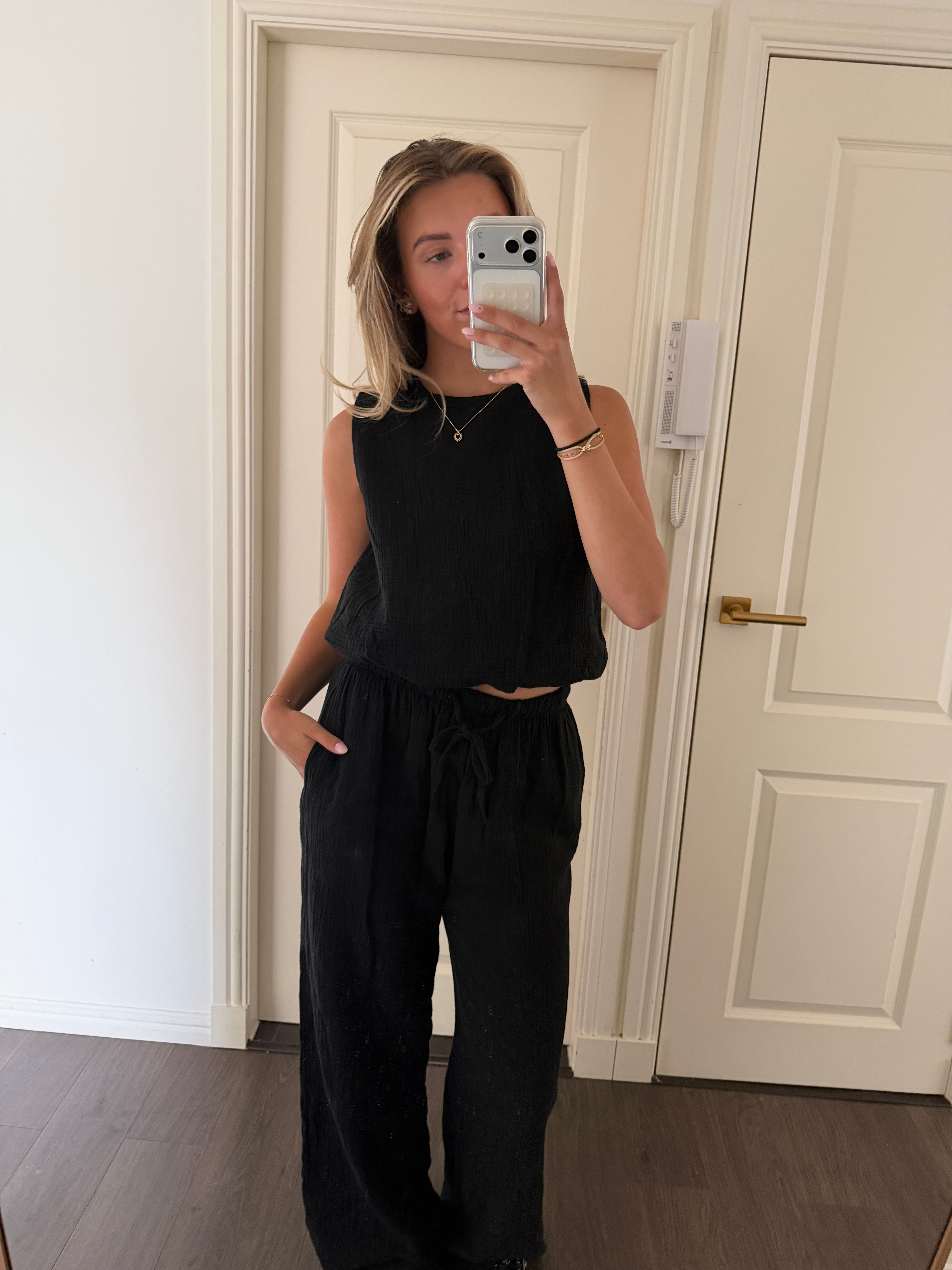 Robyn set black