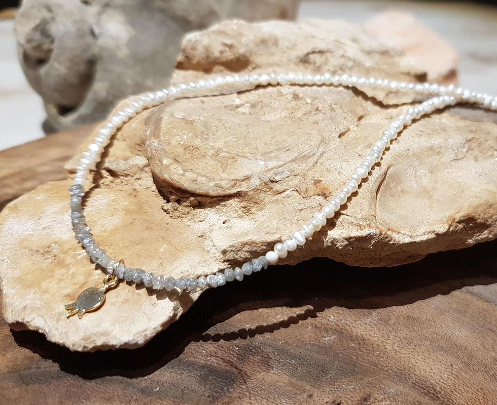 Choker string close to the neck, beautiful. Tiny pearls and real gray wild diamonds in the center of the necklace, a mesmeriz