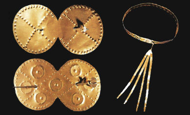 Alacahöyük | Taç ve Saç ya da Giysi Tokaları, Tüm eseler Anadolu Medeniyetler Müzesi, Ankara | TAÇ : Eski Tunç Çağı, MÖ üçüncü binin ikinci yarısı, Altın, Uzunluk : 53 cm, Genişlik : 1,4 cm | TOKALAR : Eski Tunç Çağı, MÖ üçüncü binin ikinci yarısı, Altın | TuvART