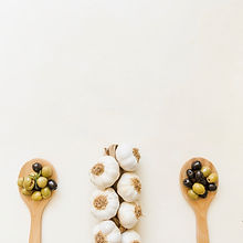 garlic-olives-wooden-spoons_23-214785375