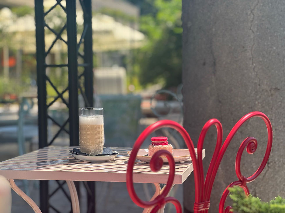 Włoskie latte - ręcznie robione ciasteczko przy klasycznych wzorach kutych mebli CAMFERO