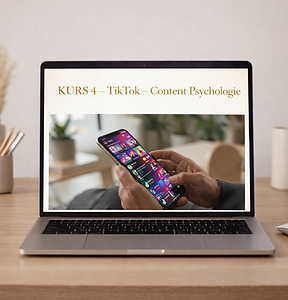 Ein silbernes, offenes Laptop, das auf einem Holzschreibtisch steht. Auf dem Bildschirm sieht man 2 männliche Hände die ein Smartphone halten. Über dem Bild steht: Kurs 4 - TikTok - Content Psychologie. Neben dem Laptop stehen auf dem Tisch links und rechts, jeweils ein Becher. In einem Becher stehen ein paar Stifte. content-der-viral-geht.