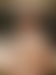 Ein Mann, mittleren Alters, mit gräulichen Haaren und Bart, steht in einem Garten. Er hat die Augen geschlossen und ein T-Shirt an. Im Hintergrund sind grosse, weisse Fliesen, grüne, kleine Büsche und eine kleine Mauer zu erkennen - Gedanken stoppen und Grübeln beenden