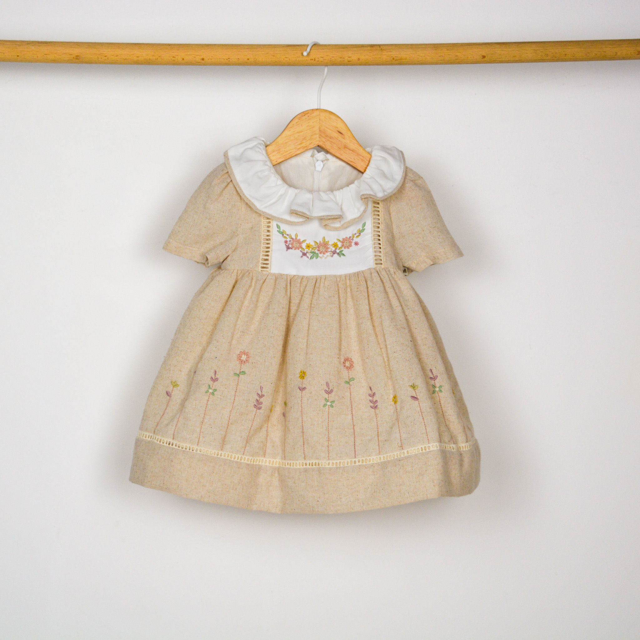 Rochiță clasică cu flori brodate