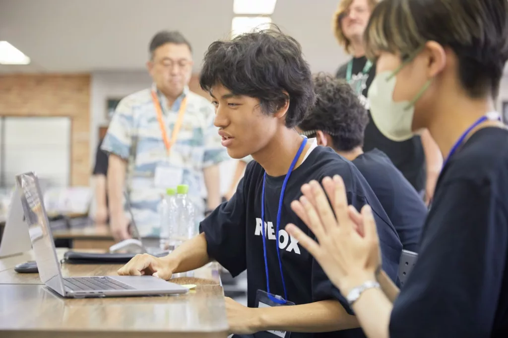 ▲ Roblox Studioで子どもがゲームを制作する様子。日本でも遊ぶだけでなく『作る』側に回る子どもが増え、教育市場の対象となり始めた。