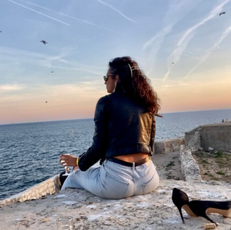 Autonomie et Équilibre de Vie : Une femme solitaire sait comment utiliser son temps et ses ressources de manière efficace. Elle poursuit ses intérêts et ses passions, créant un équilibre sain entre le temps passé seule et le temps passé avec les autres. Elle sait quand se ressourcer et quand s’ouvrir aux rencontres.