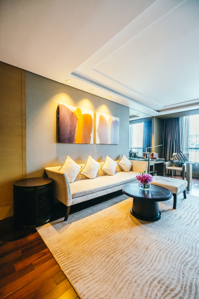 gemütliches Wohnzimmer mit großer Couch