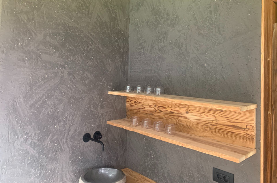 modern verputzte Wand in einem Badezimmer