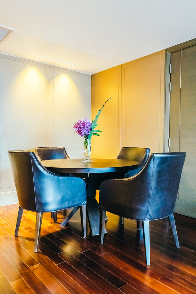 Esszimmer mit Lederstühlen und gelben Wänden