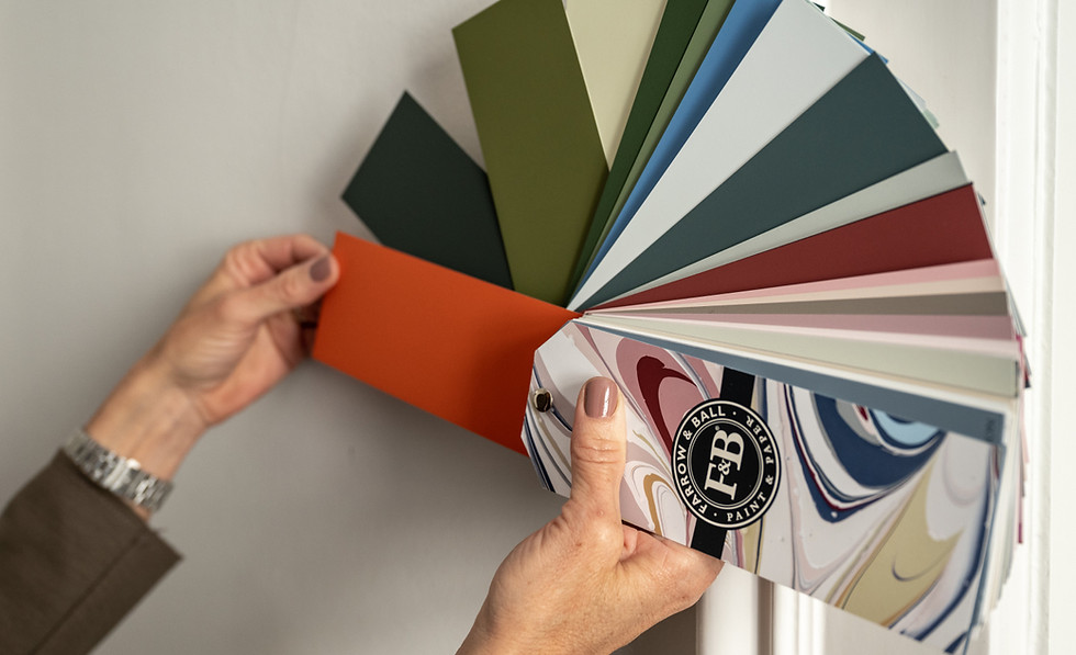 Hand mit Farbfächer