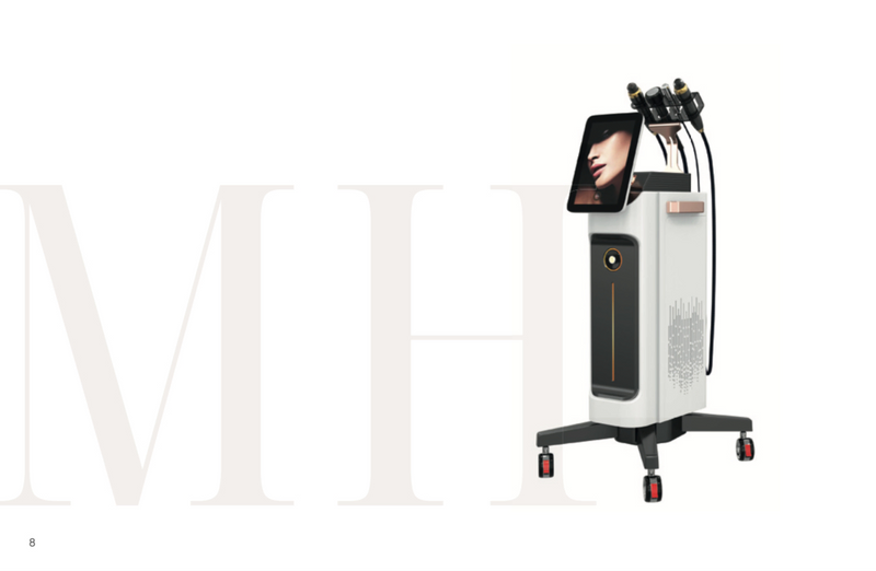 Frau mit Goldplättchen im Gesicht mit geschlossenen Augen