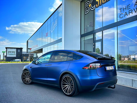 Een Verbluffende Kleurverandering: Tesla Model X getransformeerd met KPMF Matte Trenton Blue Carwrap