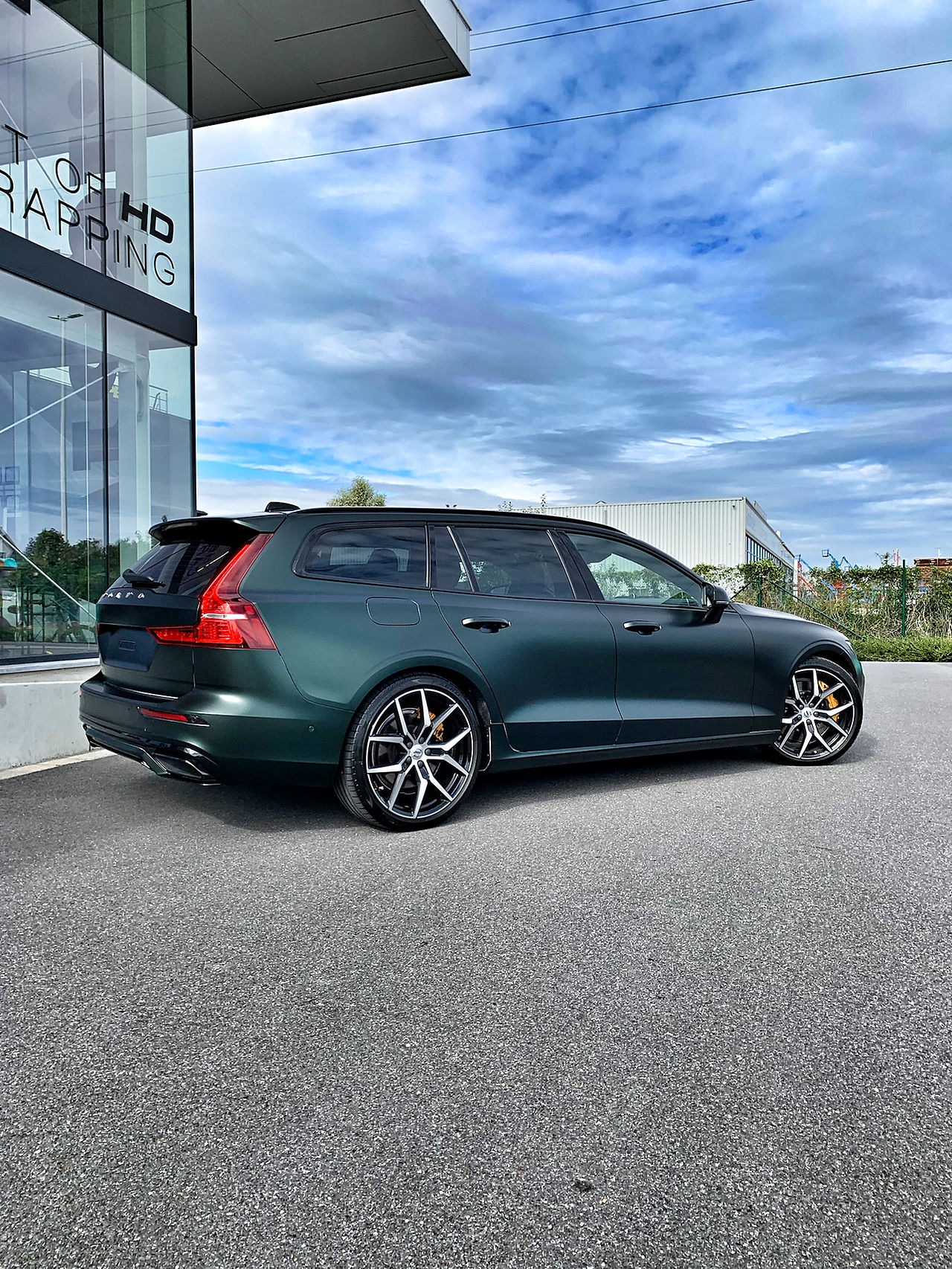 KPMF MAtte Dark Sage Platinum wrap op Volvo V60 Polestar by BC Signature