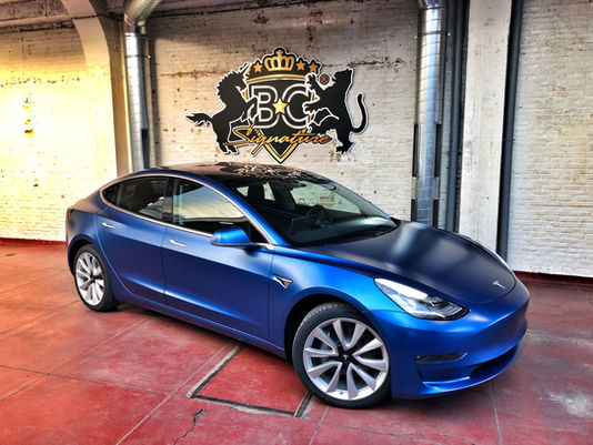 Een echte eyecatcher op de weg: de Tesla Model 3 in Satin Blue