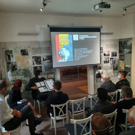 Autorem obálky je Jonáš Ledecký