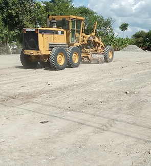 Motoniveladora nivelando terreno en obra de movimiento de tierra de FDA y Asociados
