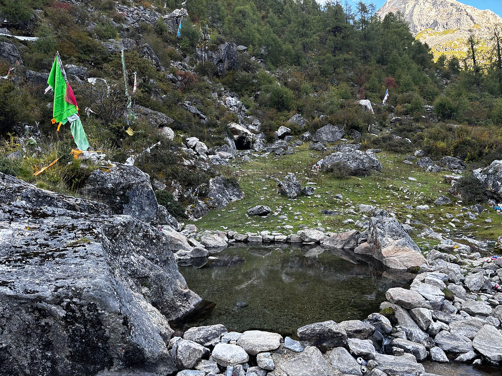 Le bassin d'eau chaude des sources
