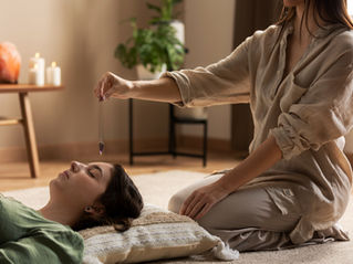 Péndulo hebreo cilíndrico sobre fondo beige, acompañado de vela blanca y Estrella de David, símbolo de sanación energética y calma.