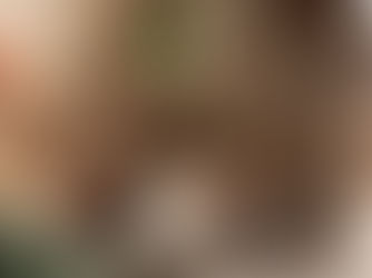 Péndulo hebreo cilíndrico sobre fondo beige, acompañado de vela blanca y Estrella de David, símbolo de sanación energética y calma.