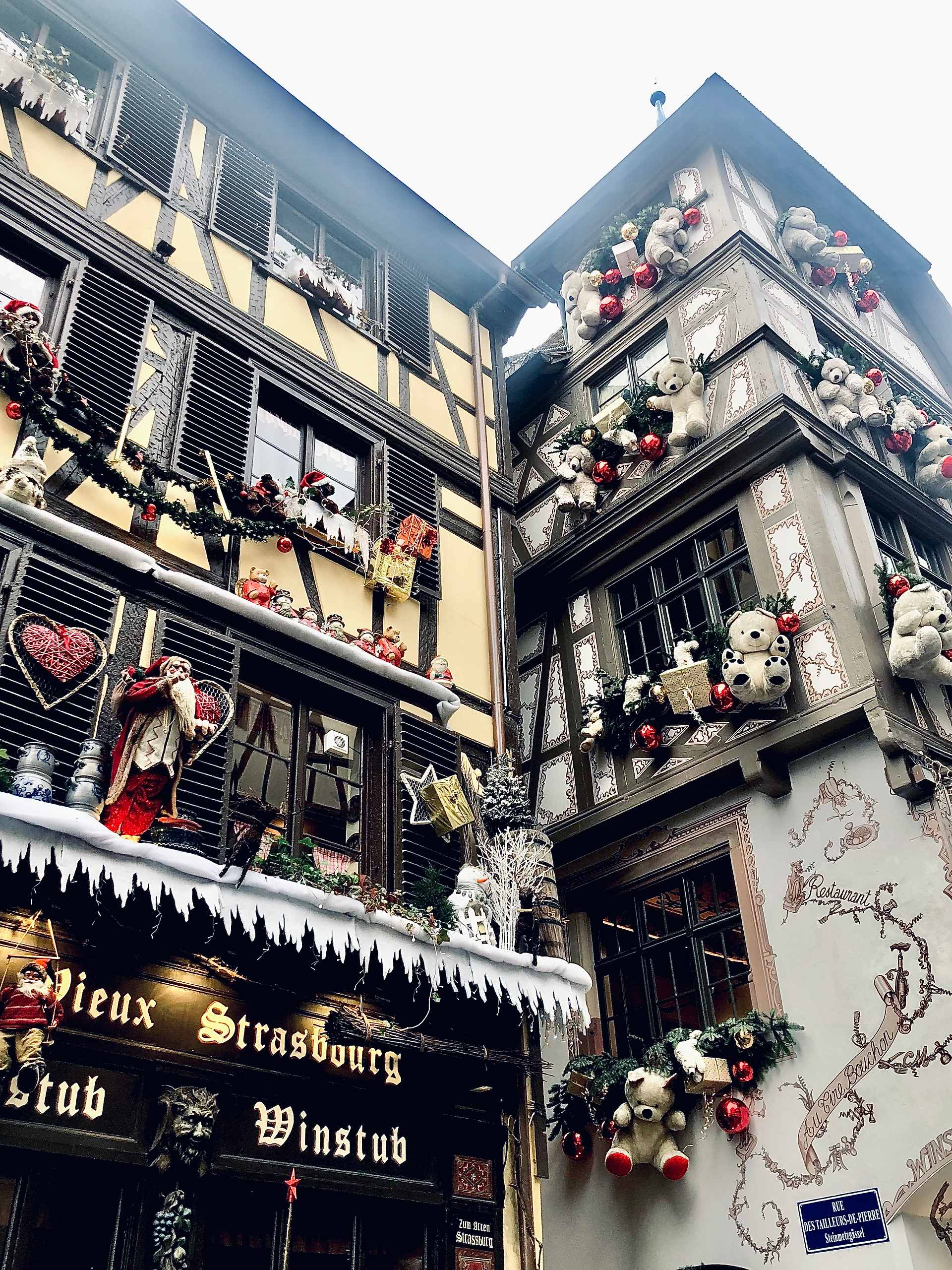 Maison à colombages abondamment décorée pour Noël dans le quartier de la Petite France à Strasbourg