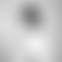 Schwarz-weißes Foto einer Frau in Rückenansicht mit Blick über die Schulter.