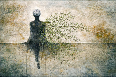 Silhouette einer sitzenden Person mit aus dem Rücken wachsenden, verzweigten grünen Ästen vor einer strukturierten, erdigen Hintergrundfläche.