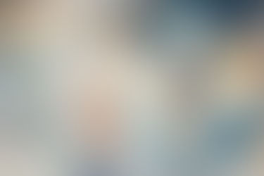 Abstrakt-illustratives Bild einer Figur, die vor einem wasserartigen Spiegel steht, in dem sich ihr bunt-kosmisches Inneres widerspiegelt.