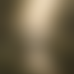 Ruhiger Fluss mit kleiner Brücke im diffusen Morgenlicht, Natur als stiller Erfahrungsraum für inneres Erleben.