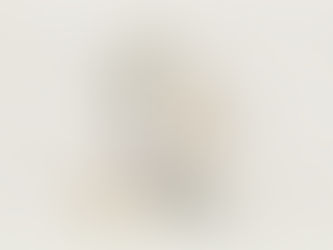 Abstrakte Illustration eines ruhenden Gesichts mit Pastellkreisen und Libellen auf hellem Hintergrund.