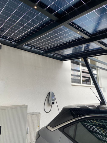 Moderner Solar-Carport von Wiederspan in Augsburg fachgerecht montiert